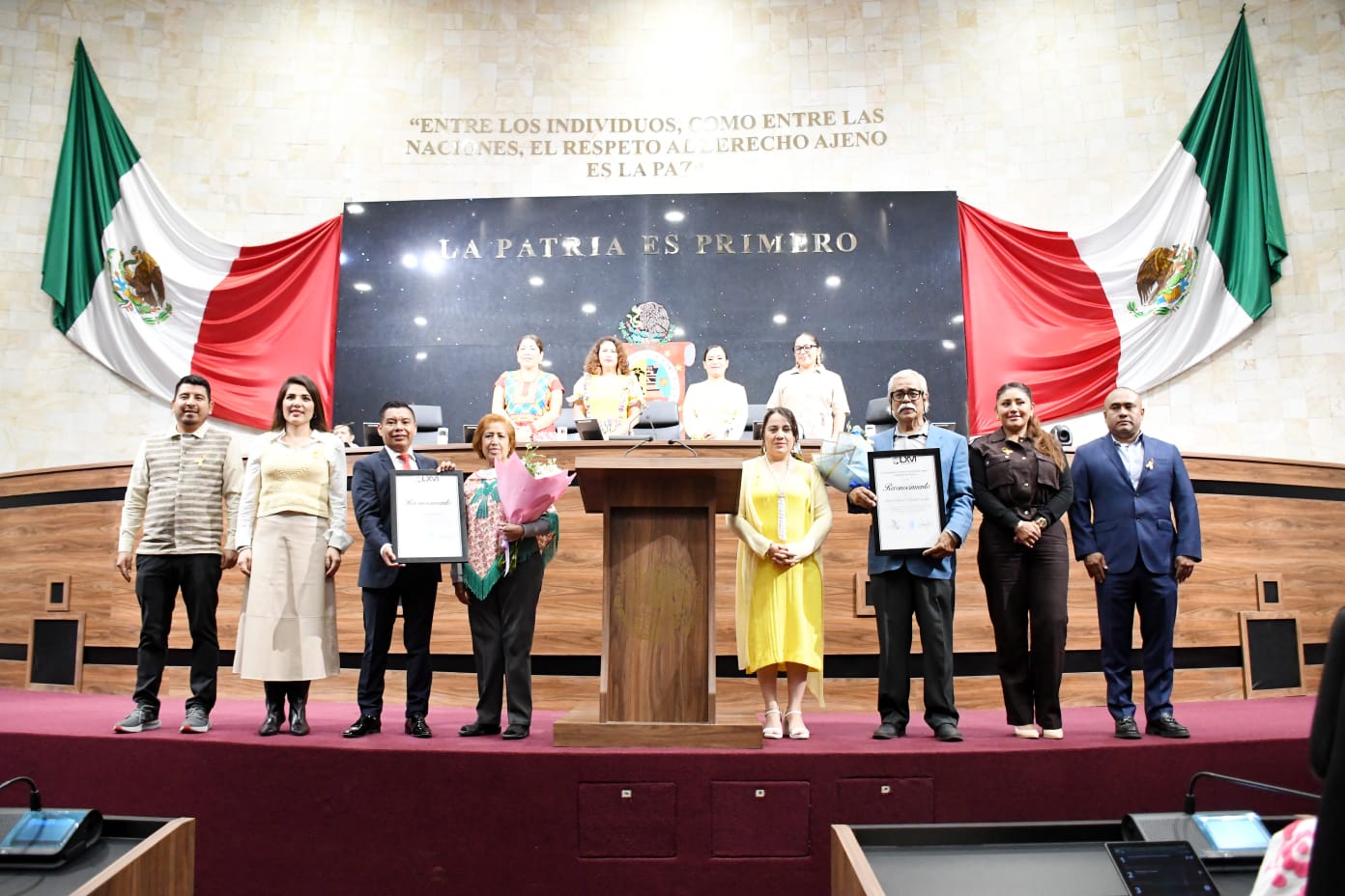 El Congreso de Oaxaca reconoce a Teresa García Pinacho y Arturo Alfredo Ochoa Canales por su contribución a la riqueza cultural del estado con el Bani Stui Gulal.