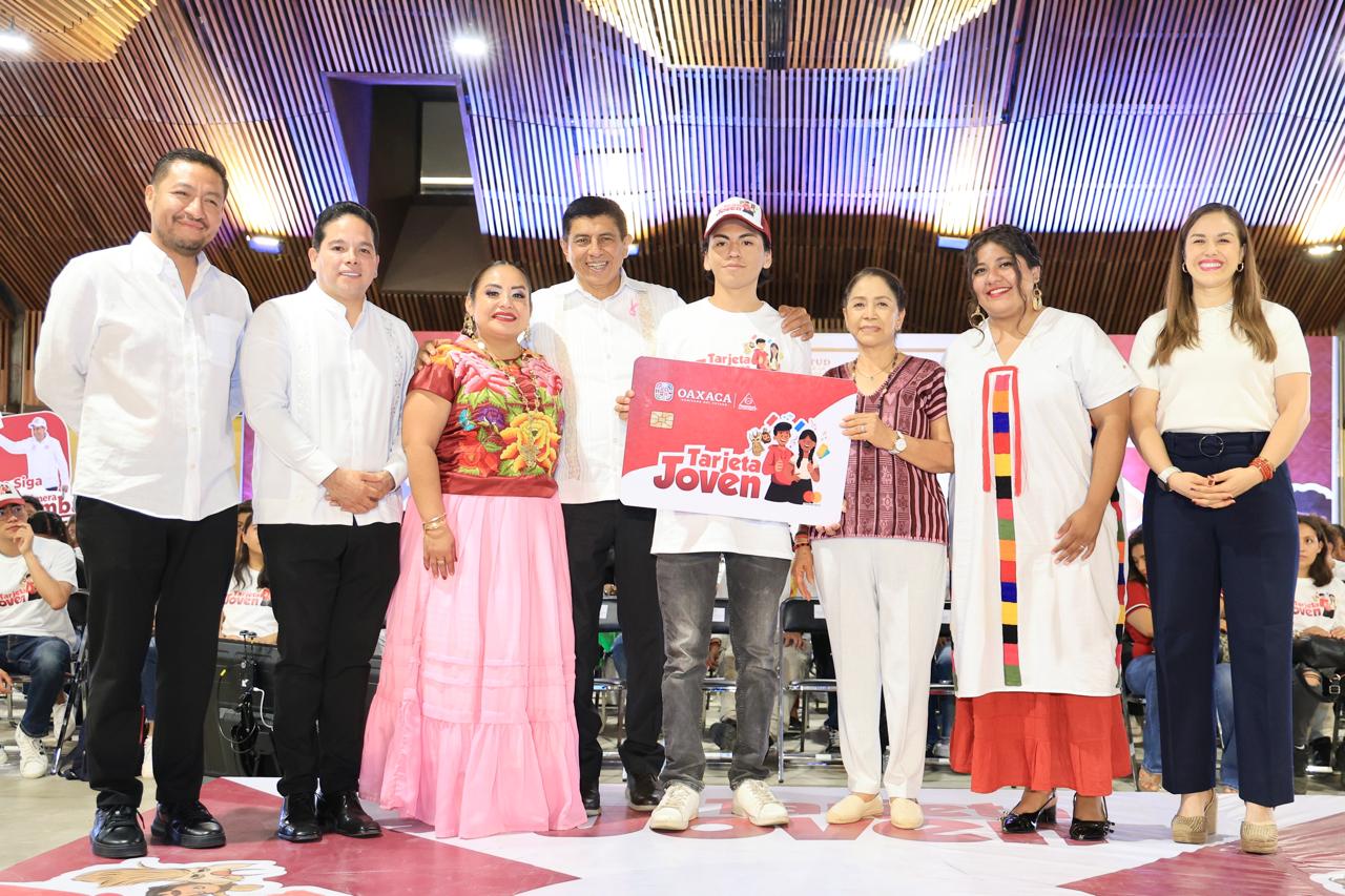 Con entrega de tarjetas Joven y de Mi Primera Chamba, Gobierno de Oaxaca reconoce a las juventudes como protagonistas de la transformación Con entrega de tarjetas Joven y de Mi Primera Chamba, Gobierno de Oaxaca reconoce a las juventudes como protagonistas de la transformación