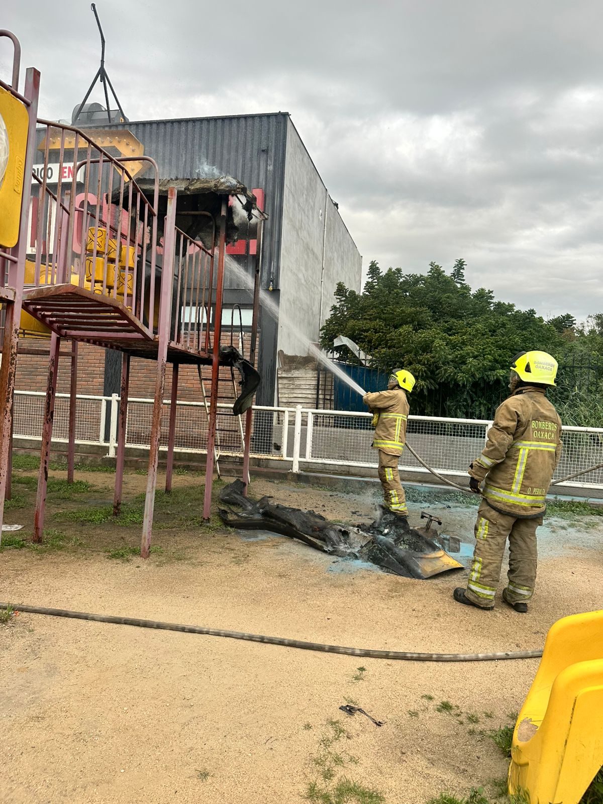 Atiende Heroico Cuerpo de Bomberos incendio en área de juegos en Candiani Atiende Heroico Cuerpo de Bomberos incendio en área de juegos en Candiani