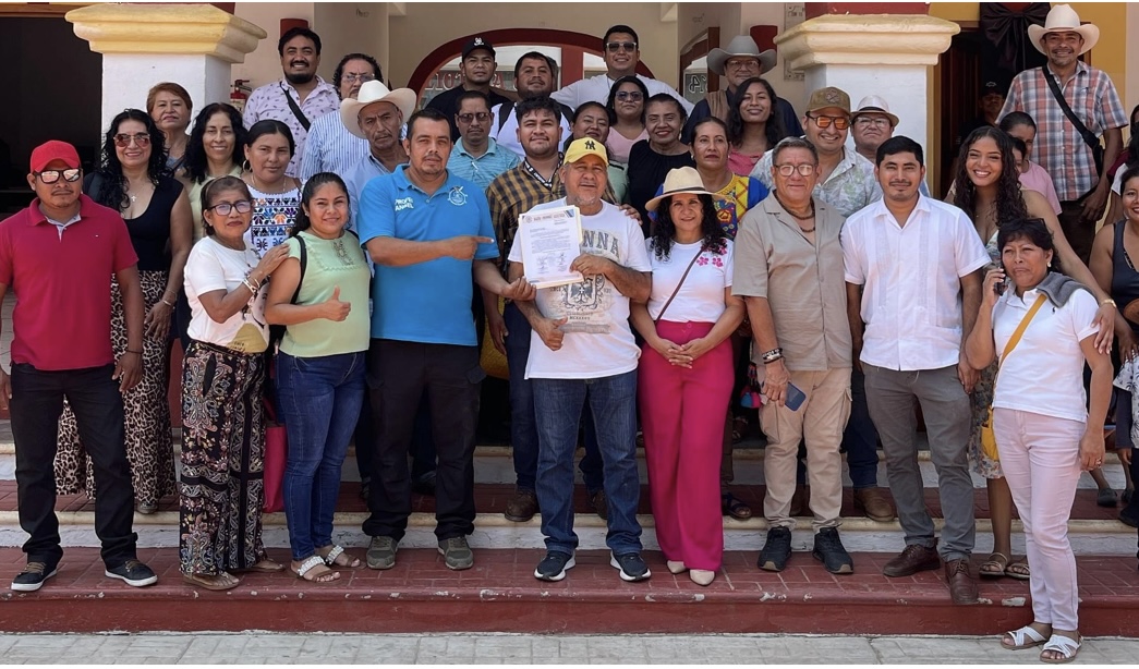 Román Valencia recibe acta de registro en Santa María Colotepec Román Valencia recibe acta de registro en Santa María Colotepec