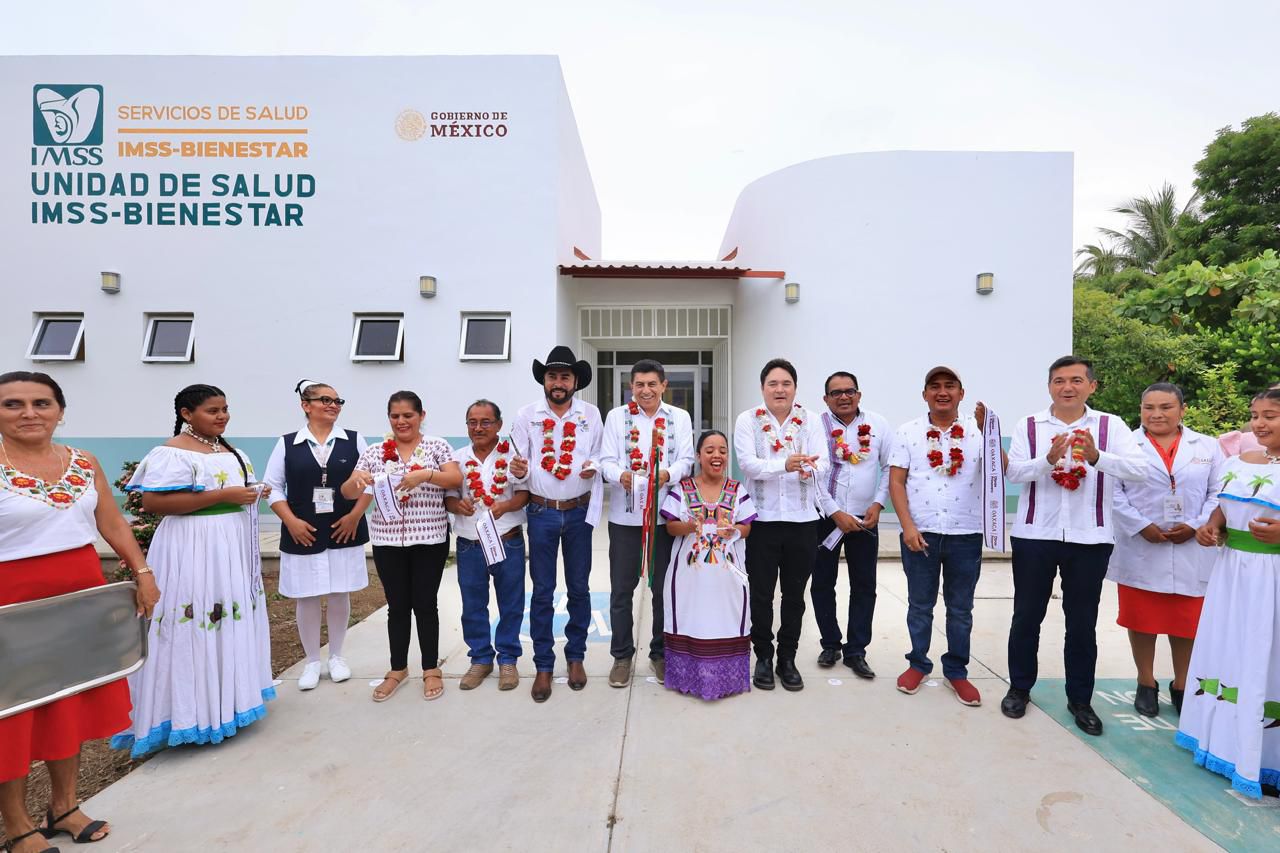 Inaugura Salomón Jara la ampliación de un Centro de Salud y entrega de mobiliario escolar en la agencia Barra de Colotepec Inaugura Salomón Jara la ampliación de un Centro de Salud y entrega de mobiliario escolar en la agencia Barra de Colotepec