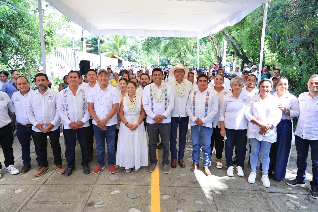 Inaugura Salomón Jara pavimentación de camino en Santa María Huatulco Inaugura Salomón Jara pavimentación de camino en Santa María Huatulco