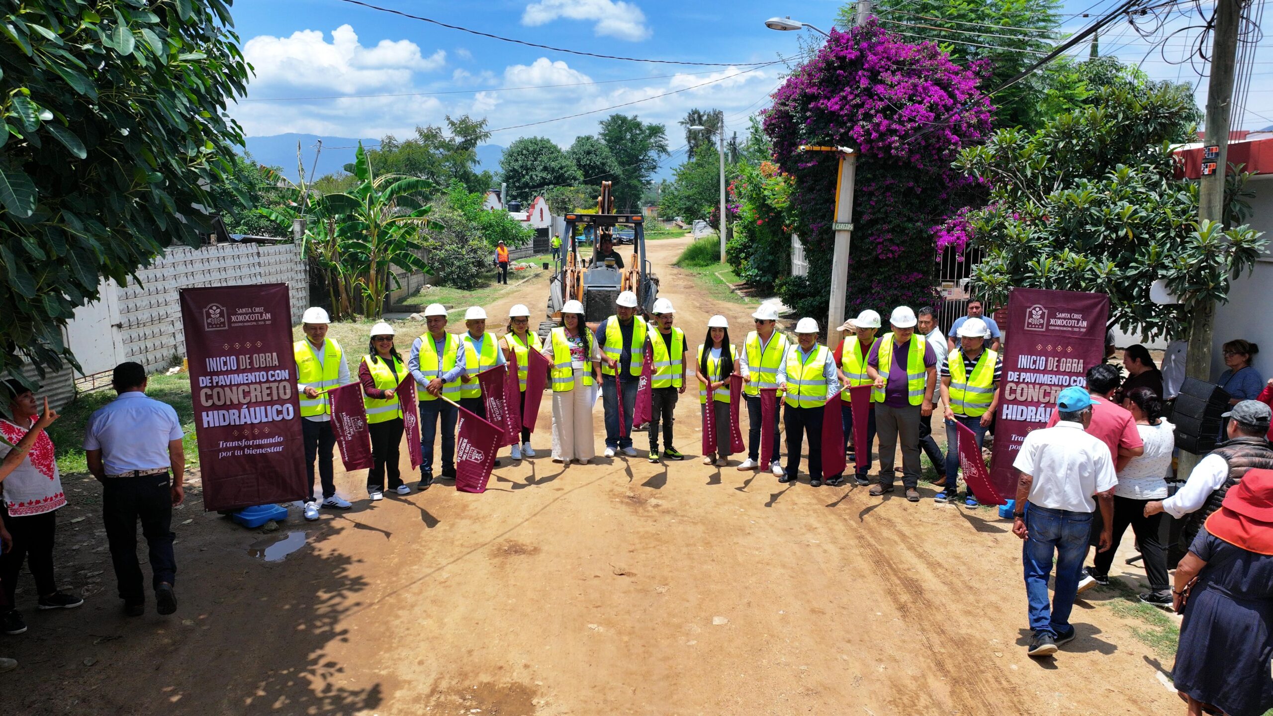 Nancy Benítez inicia nuevas obras de pavimentación en 3 colonias más de Xoxocotlán Nancy Benítez inicia nuevas obras de pavimentación en 3 colonias más de Xoxocotlán
