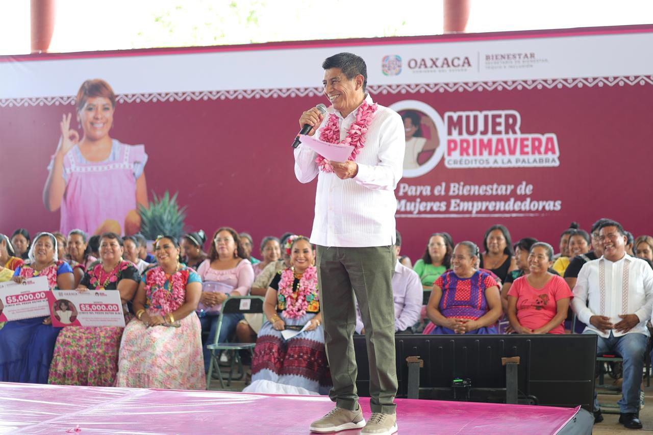 Respalda Salomón Jara a emprendedoras del Istmo de Tehuantepec con la entrega de mil créditos a la palabra Mujer Primavera