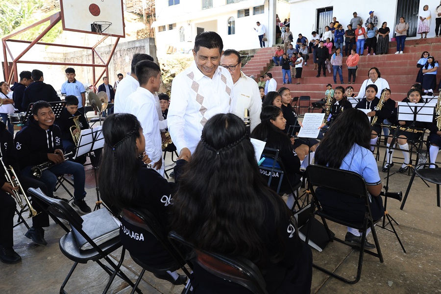 Con inversión de más de 8 mdp, Salomón Jara entrega mobiliario a 60 escuelas de la Sierra de Juárez Con inversión de más de 8 mdp, Salomón Jara entrega mobiliario a 60 escuelas de la Sierra de Juárez