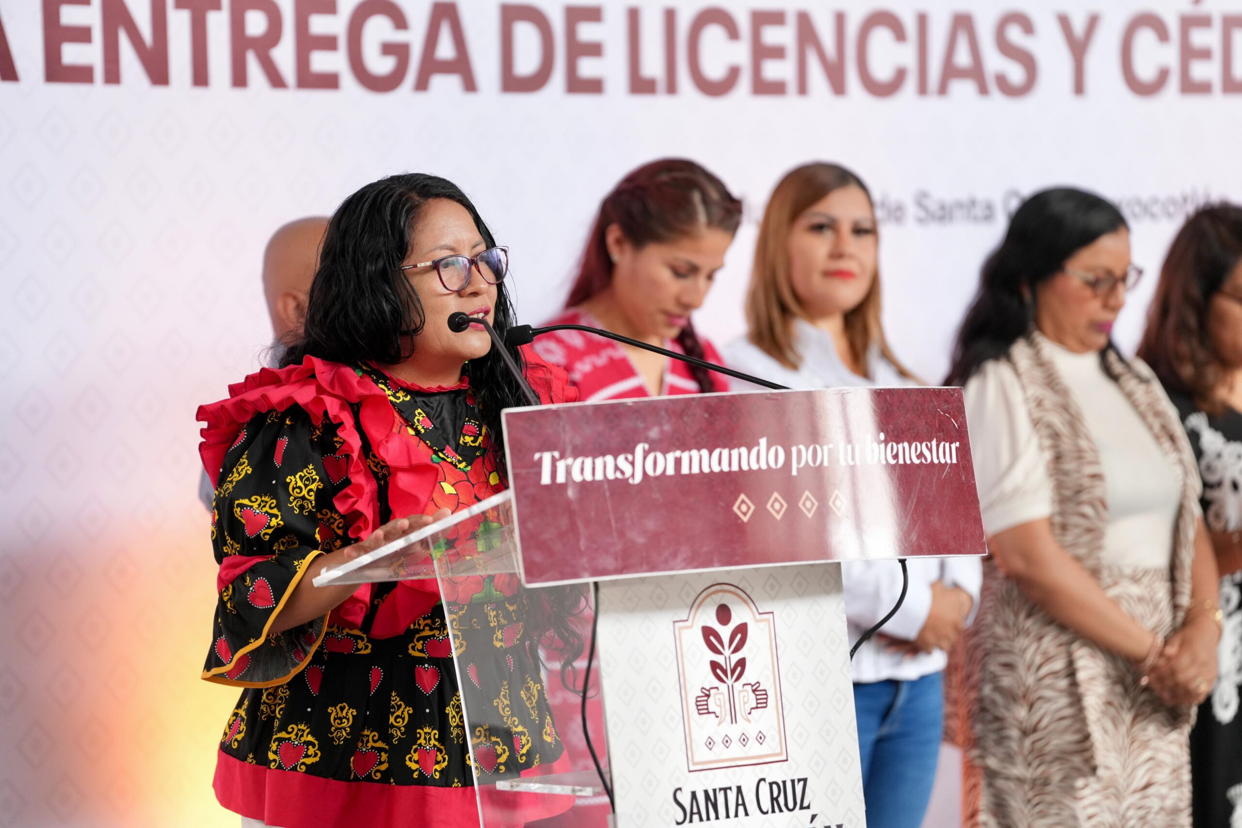 Xoxocotlán fortalece economía local con entrega de licencias y cédulas comerciales Xoxocotlán fortalece economía local con entrega de licencias y cédulas comerciales