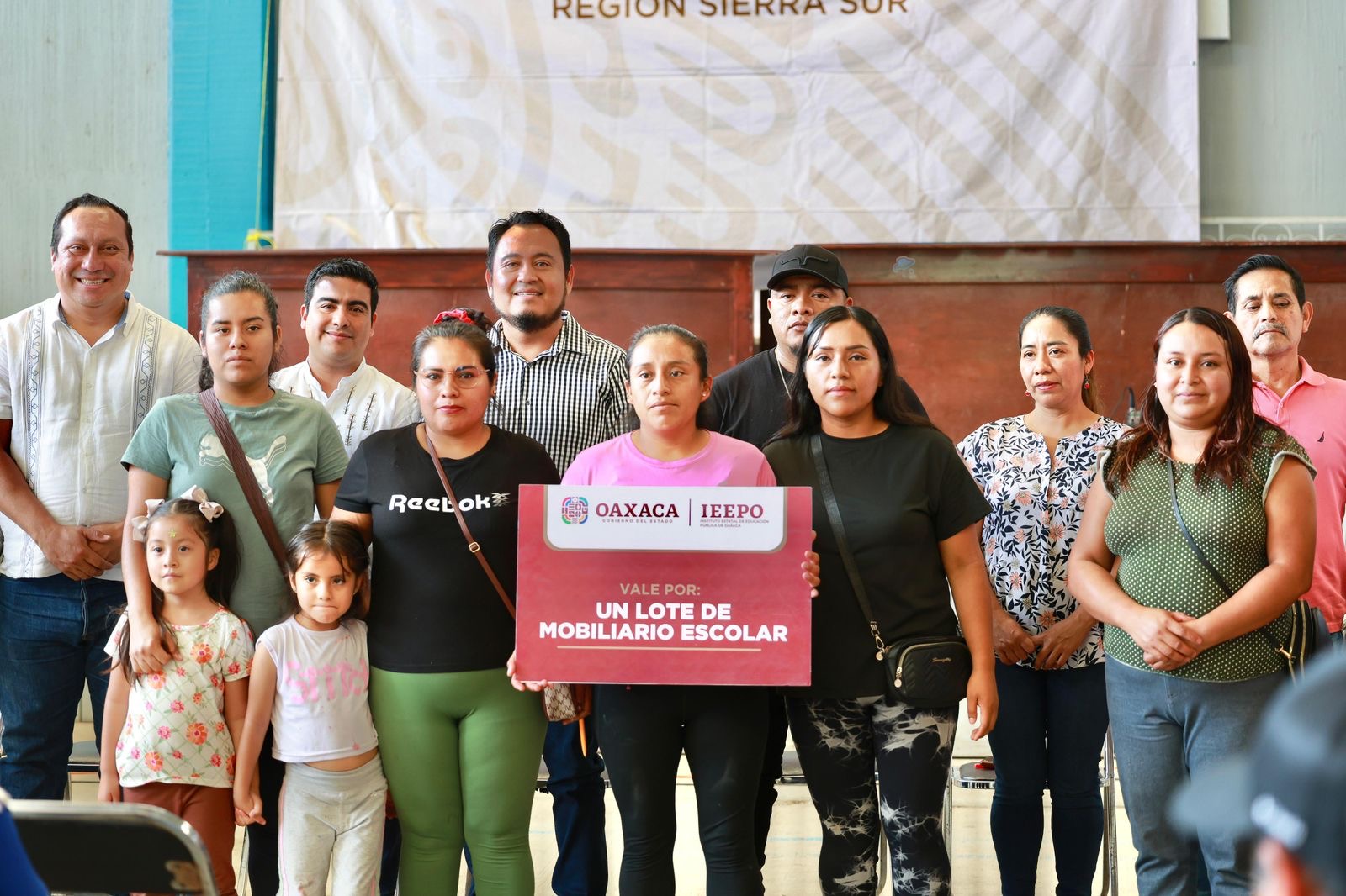 Realiza IEEPO histórica entrega de mobiliario escolar a 128 escuelas públicas de la Sierra Sur Realiza IEEPO histórica entrega de mobiliario escolar a 128 escuelas públicas de la Sierra Sur