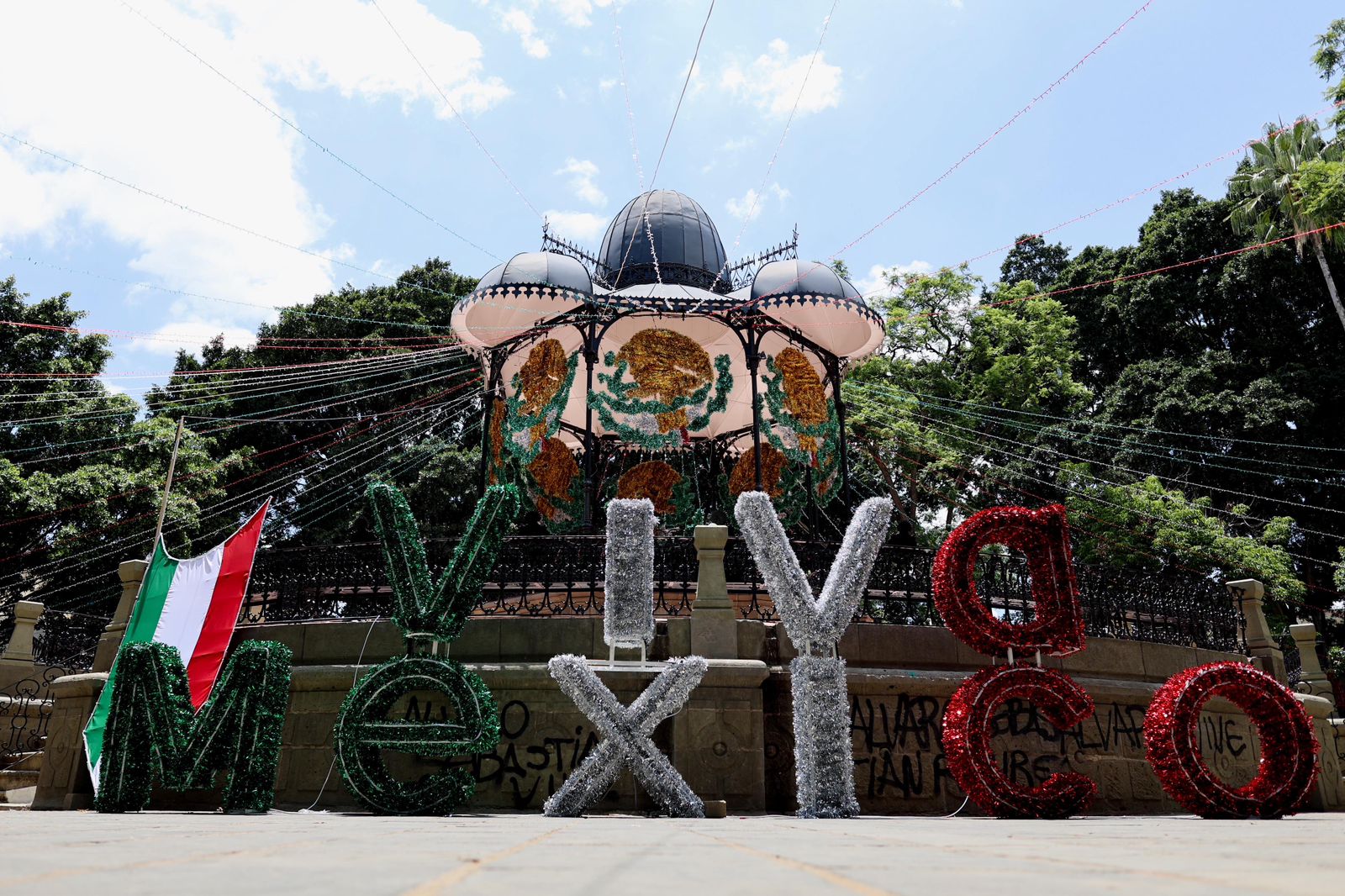 Coloca Secretaría de Administración iluminación y adornos patrios en el Centro Histórico de Oaxaca