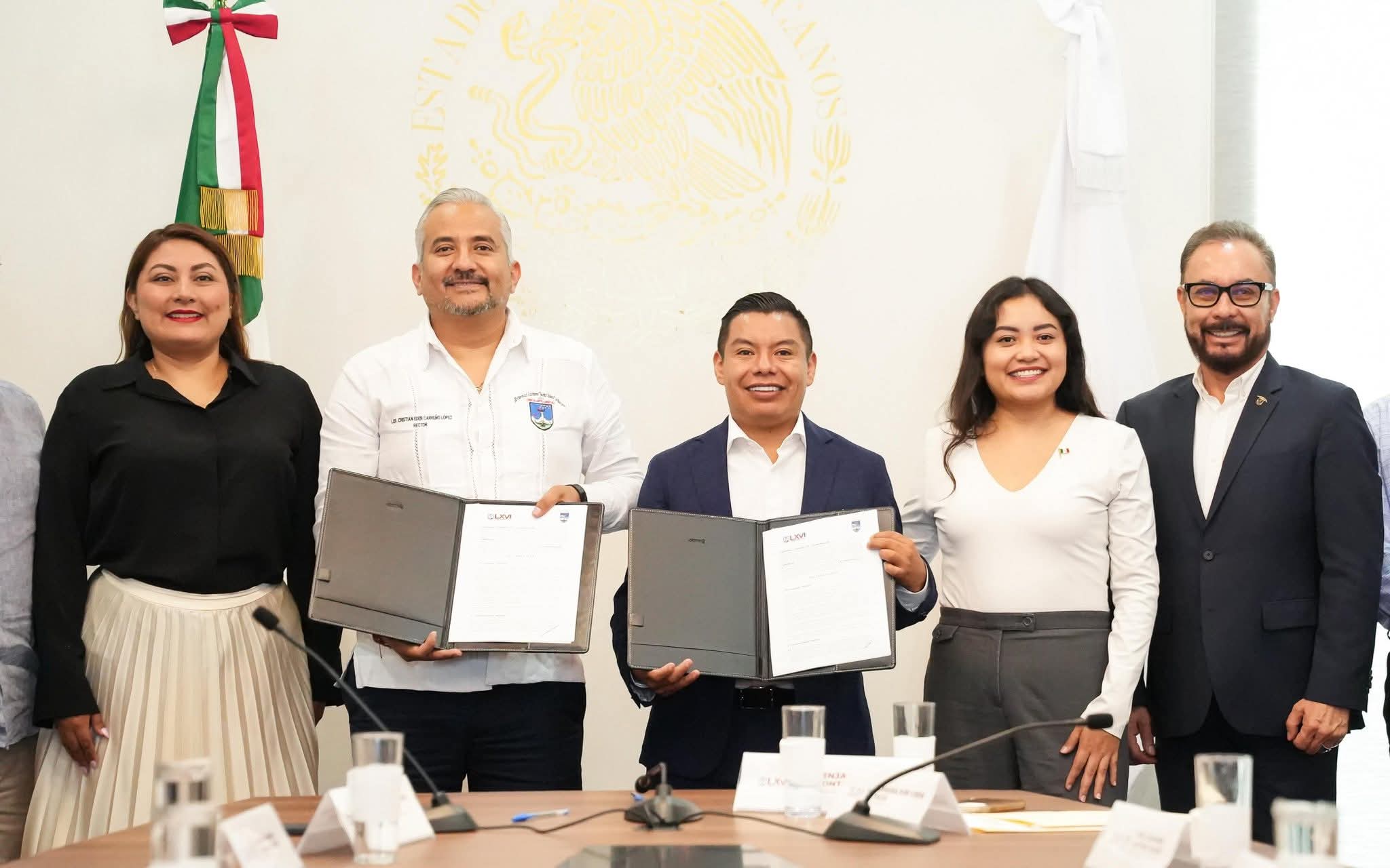 Suscriben Congreso de Oaxaca y la UABJO convenio de colaboración para fortalecer la capacitación y formación académica Suscriben Congreso de Oaxaca y la UABJO convenio de colaboración para fortalecer la capacitación y formación académica
