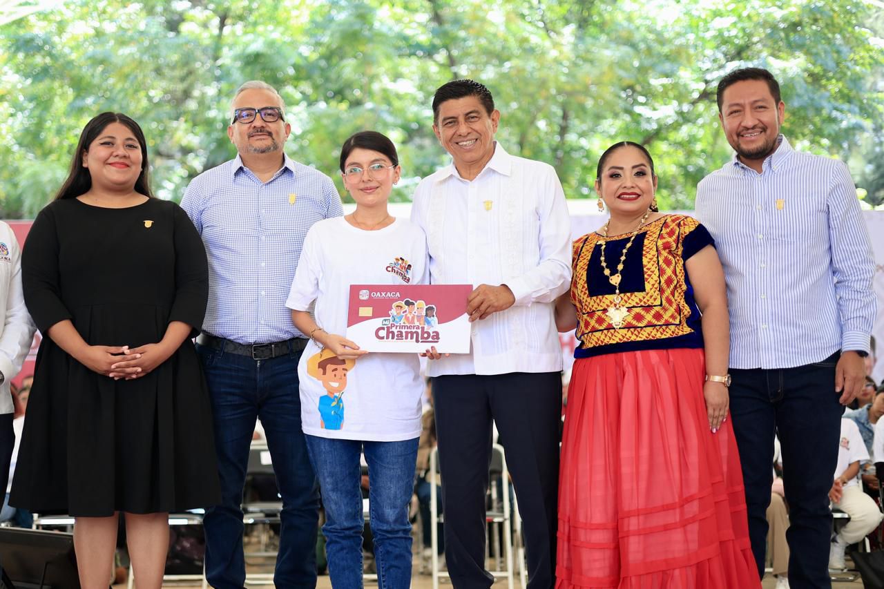 Con la entrega de 835 tarjetas Mi Primera Chamba, Salomón Jara abre oportunidades laborales a juventud oaxaqueña