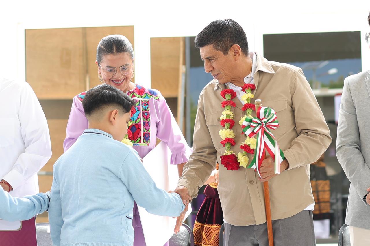 Transforma Salomón Jara a San Lorenzo Cacaotepec con obras concluidas en sector salud, educativo y urbanización