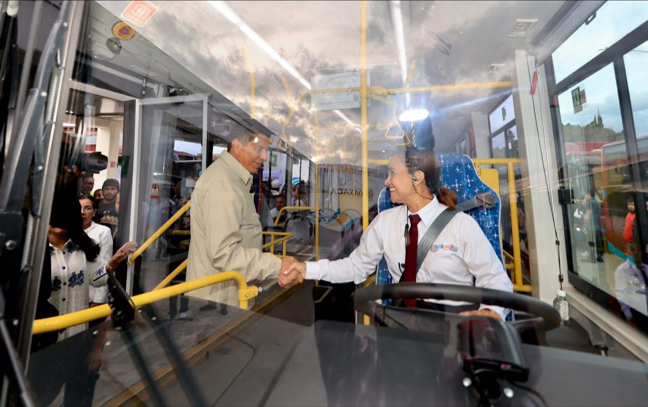 Pone en operación Salomón Jara la ruta troncal Viguera-Xoxocotlán del BinniBus con camiones modernos y seguros