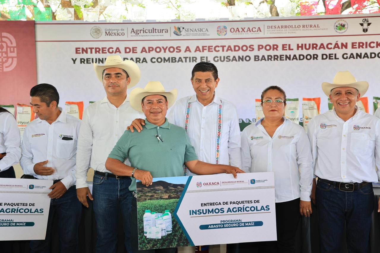 Previene Salomón Jara avance de gusano barrenador con entrega de kits en la Costa