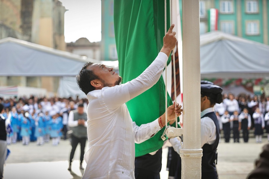 Refrenda IEEPO compromiso cívico en el izamiento de la Bandera Nacional
