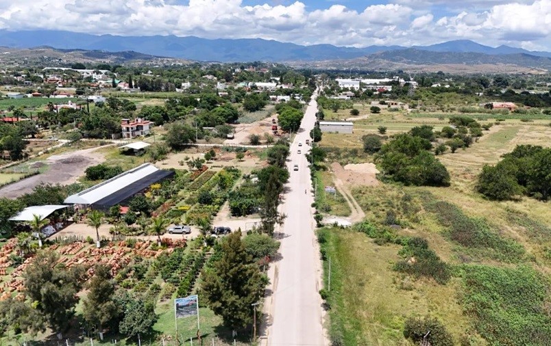 Cumple Gobierno de Oaxaca con la pavimentación del acceso principal de San Lorenzo Cacaotepec