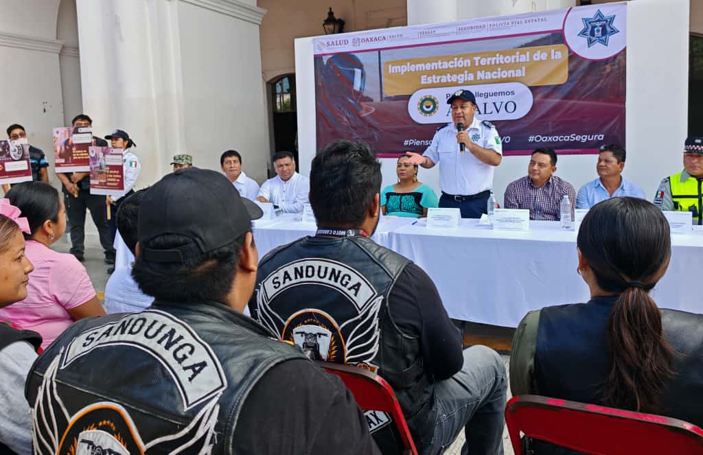 Con “Piensa, lleguemos a salvo”, Policía Vial Estatal fomenta una movilidad responsable en Santo Domingo Tehuantepec Con “Piensa, lleguemos a salvo”, Policía Vial Estatal fomenta una movilidad responsable en Santo Domingo Tehuantepec