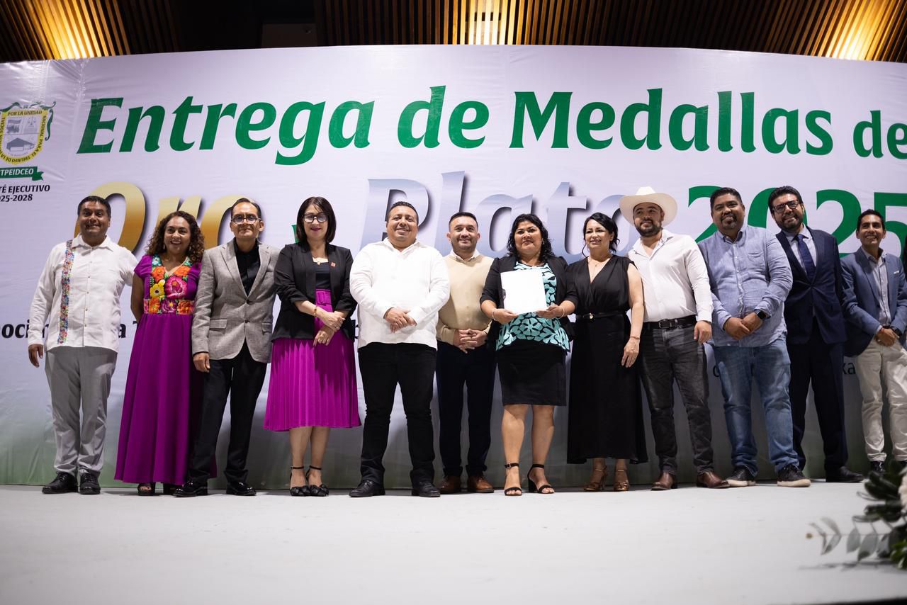 Condecora Gobierno de Oaxaca a 654 personas servidoras públicas con más de 20 años de trayectoria laboral Condecora Gobierno de Oaxaca a 654 personas servidoras públicas con más de 20 años de trayectoria laboral