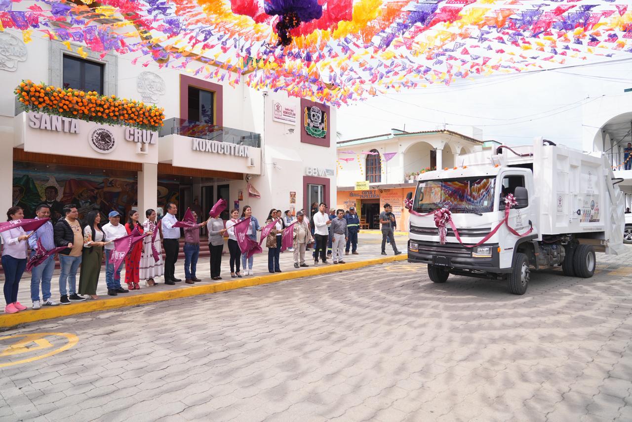Entrega Nancy Benítez compactadora y uniformes para mejorar el servicio de limpia en Xoxocotlán Entrega Nancy Benítez compactadora y uniformes para mejorar el servicio de limpia en Xoxocotlán