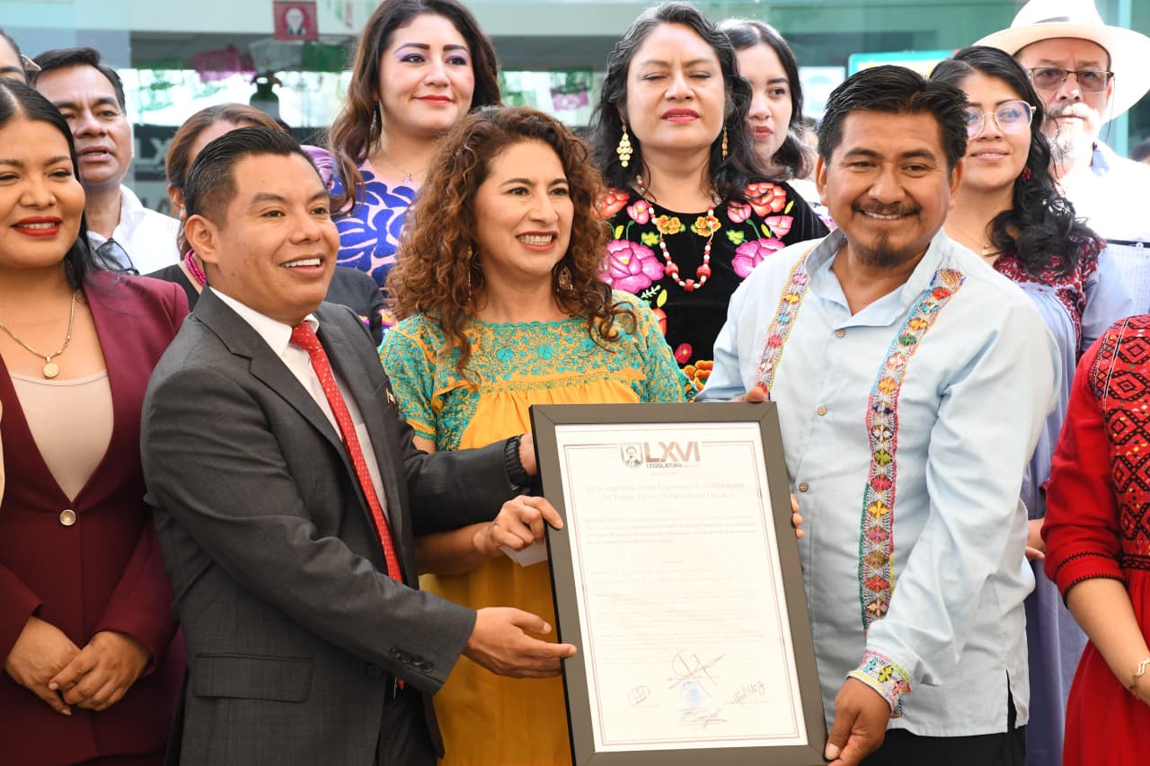 Entrega Congreso local Pergamino que reconoce como elementos culturales identitarios la iconografía y bordados de San Antonino Castillo Velasco