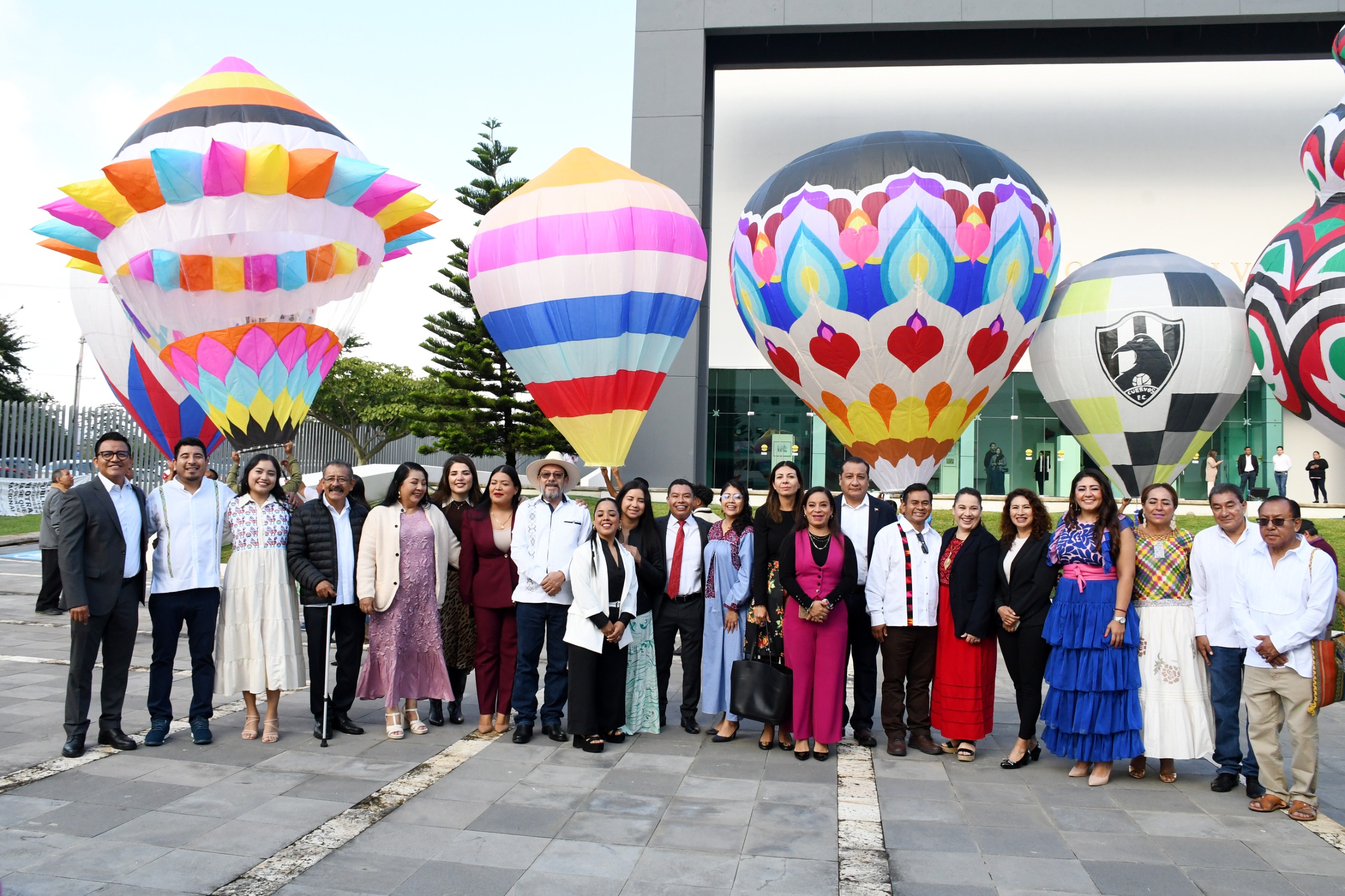 Reconoce Parlamento a personas artesanas que elaboran globos en técnica de papel