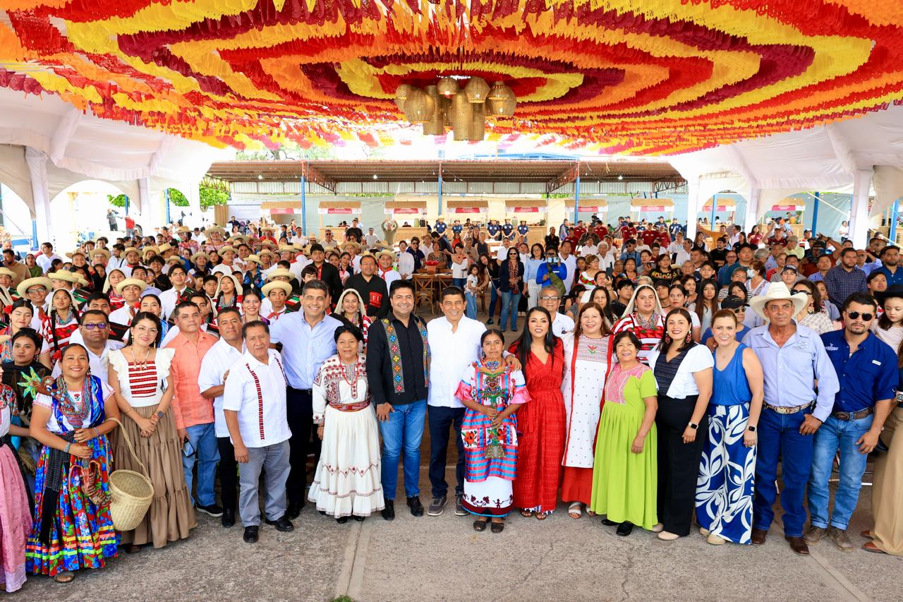 En Festival del Mole de Caderas 2025, Salomón Jara reconoce contribución de personas cocineras tradicionales a la identidad de Oaxaca En Festival del Mole de Caderas 2025, Salomón Jara reconoce contribución de personas cocineras tradicionales a la identidad de Oaxaca