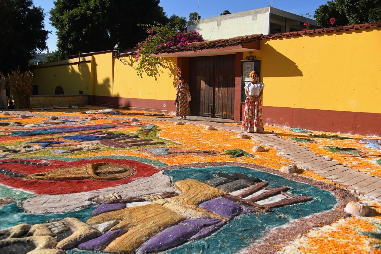 Inaugura Sectur Oaxaca “El río que se hizo camino”, tapete monumental en el Barrio Mágico de Jalatlaco Inaugura Sectur Oaxaca “El río que se hizo camino”, tapete monumental en el Barrio Mágico de Jalatlaco