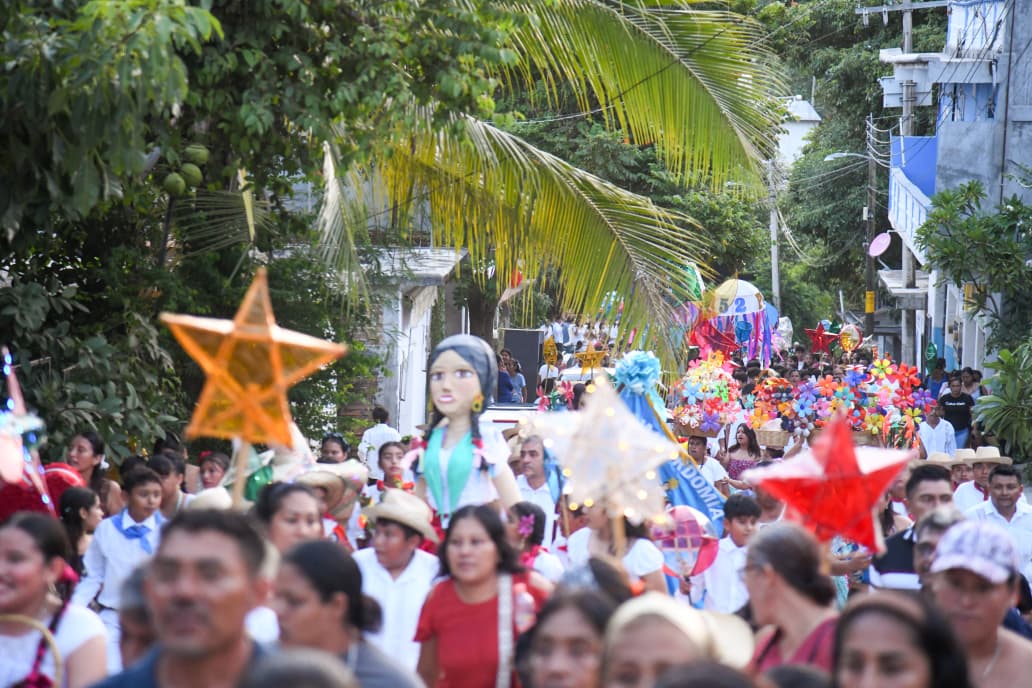 Tradición y cultura reina en la Guelaguetza del Ángel del Mar