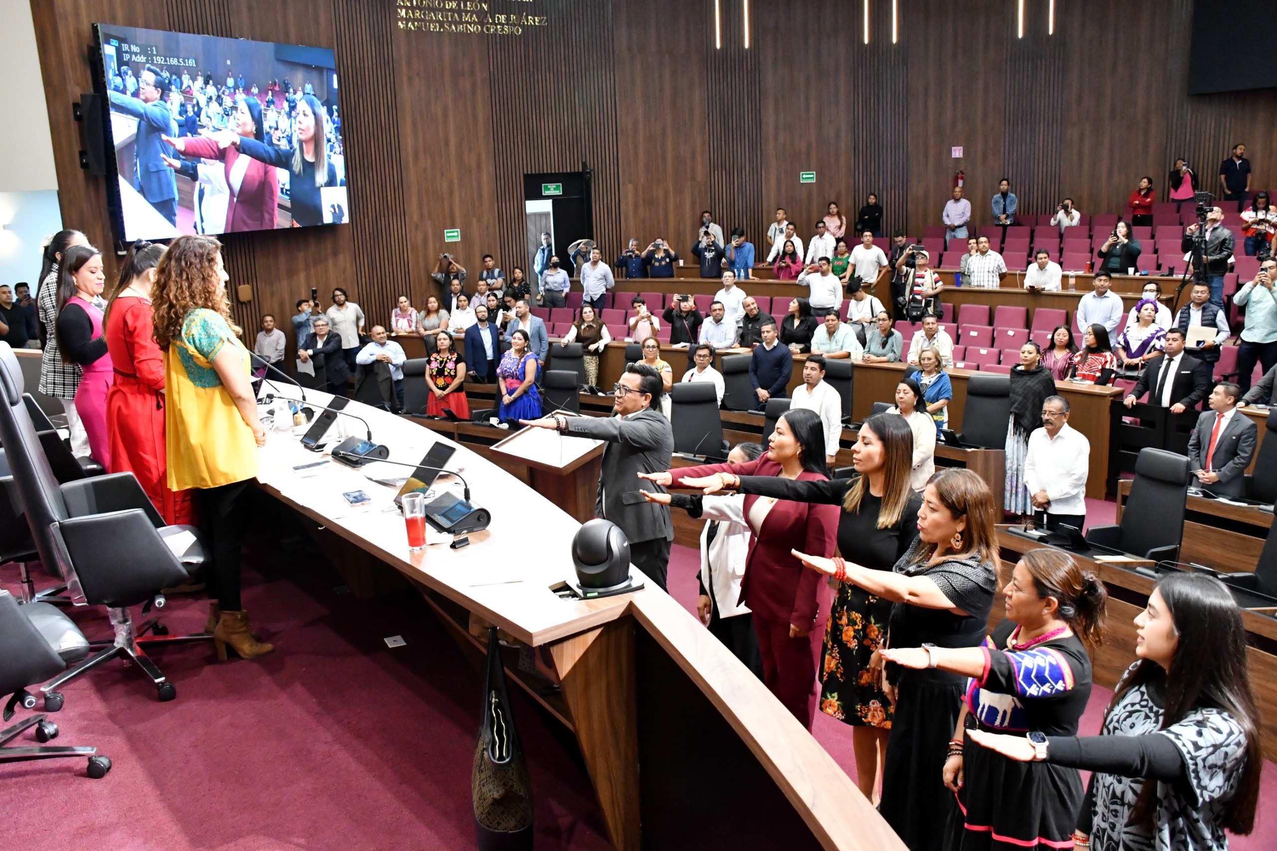 Modifica Legislativo fecha para la entrega del Premio Estatal de la Juventud y exhorta a autoridades para que el servicio público del transporte urbano cumpla las normas viales