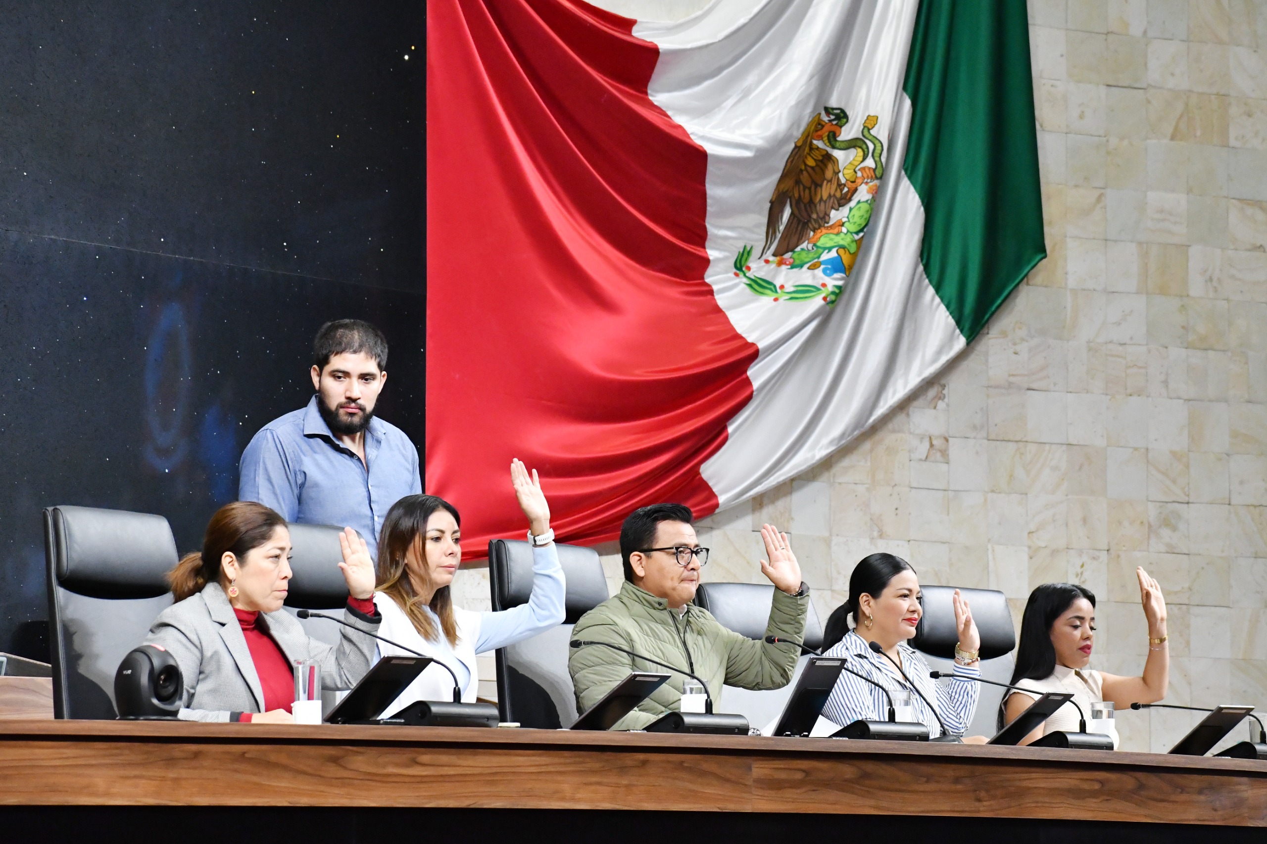 Desde el Congreso local presentan iniciativas para prohibir venta de bebidas energetizantes a menores de 18 años, la inclusión de personas de talla baja, proteger artesanías tradicionales y el medio ambiente en Oaxaca Desde el Congreso local presentan iniciativas para prohibir venta de bebidas energetizantes a menores de 18 años, la inclusión de personas de talla baja, proteger artesanías tradicionales y el medio ambiente en Oaxaca