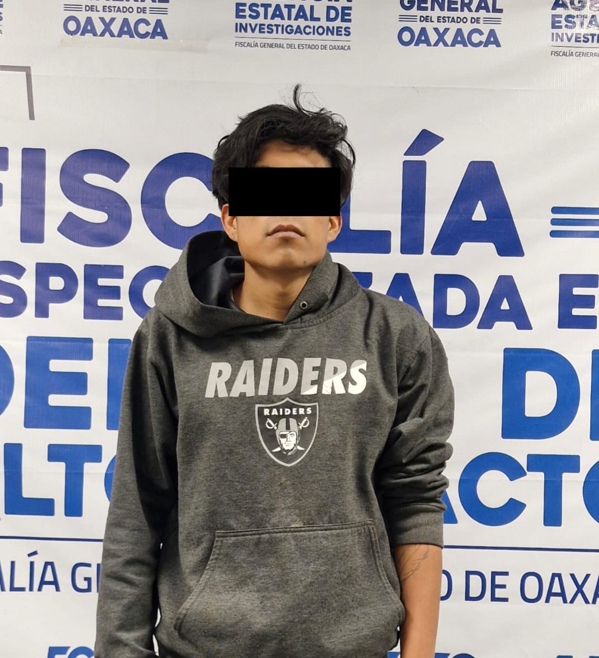 Mando Metropolitano detiene y presenta ante Fiscalía de Oaxaca a una persona que estaría relacionada con ola de “cristalazos” cometidos en Centro Histórico de la capital Mando Metropolitano detiene y presenta ante Fiscalía de Oaxaca a una persona que estaría relacionada con ola de “cristalazos” cometidos en Centro Histórico de la capital
