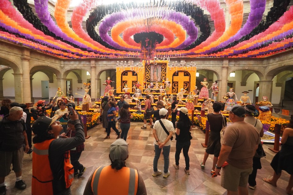 Cerca de 15 mil personas visitaron el Altar Monumental de Palacio de Gobierno Cerca de 15 mil personas visitaron el Altar Monumental de Palacio de Gobierno
