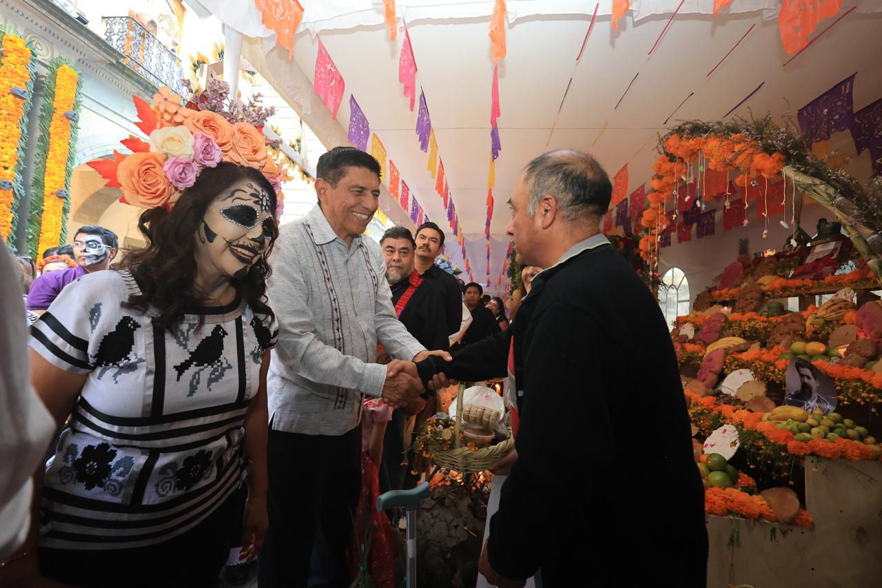 Con exhibición de 31 altares de pueblos originarios, Oaxaca comparte la fiesta pluricultural de Día de Muertos Con exhibición de 31 altares de pueblos originarios, Oaxaca comparte la fiesta pluricultural de Día de Muertos