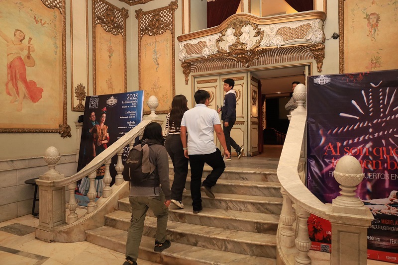 Con éxito total, Gobierno de Oaxaca proyecta “Frankenstein” de Guillermo del Toro en el teatro Macedonio Alcalá