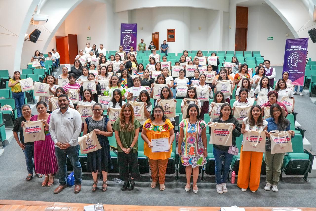 Impulsa la Red Estatal “Mujeres municipalistas” estrategia para erradicar la violencia política en razón de género en Oaxaca Impulsa la Red Estatal “Mujeres municipalistas” estrategia para erradicar la violencia política en razón de género en Oaxaca