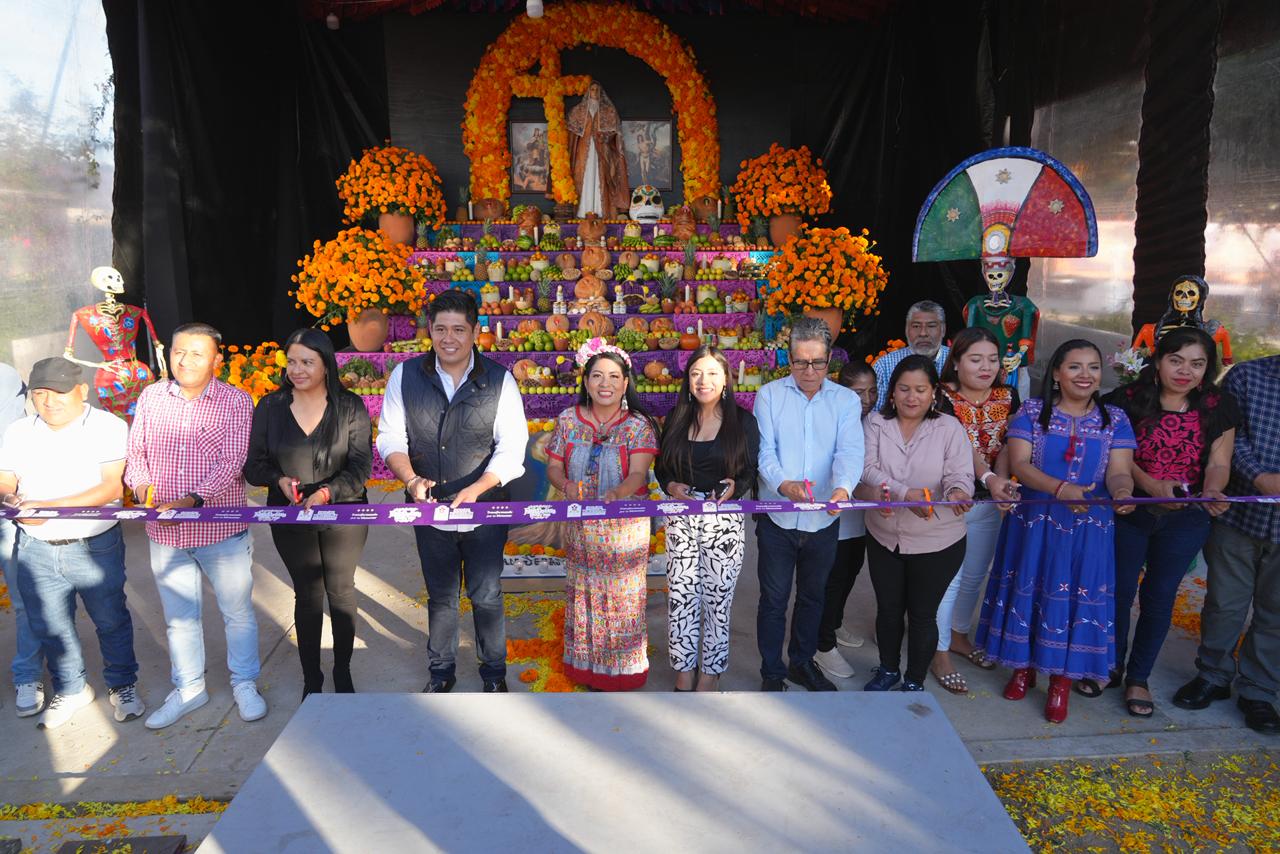 El monumental altar de Xoxocotlán: el alma de Oaxaca entre flores, copal y tradiciones El monumental altar de Xoxocotlán: el alma de Oaxaca entre flores, copal y tradiciones