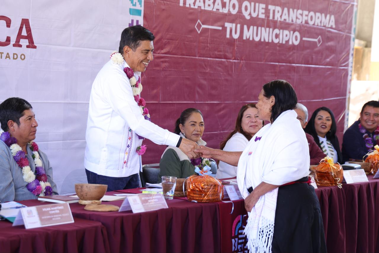Equipa Salomón Jara 3 escuelas de San Pedro Mixtepec con computadoras y mobiliario Equipa Salomón Jara 3 escuelas de San Pedro Mixtepec con computadoras y mobiliario