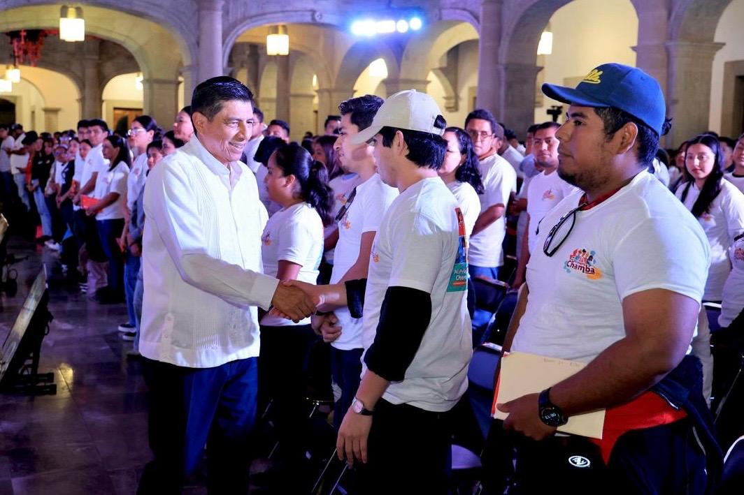 Con la entrega de mil 500 tarjetas del programa Mi Primera Chamba, Salomón Jara abre oportunidad laboral a jóvenes Con la entrega de mil 500 tarjetas del programa Mi Primera Chamba, Salomón Jara abre oportunidad laboral a jóvenes