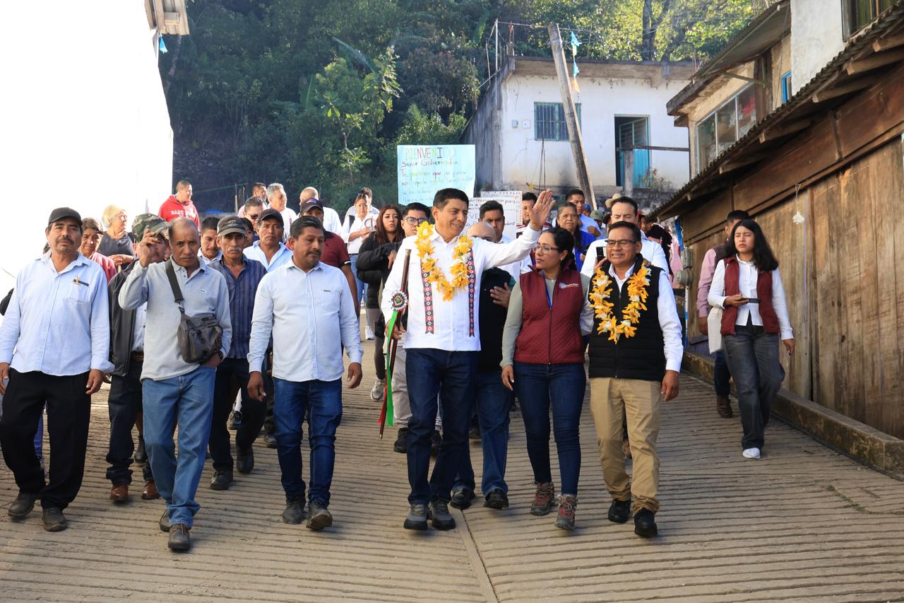 Cumple Salomón Jara con proyecto de camino en San Sebastián Nopalera, y anuncia pavimentación de más kilómetros