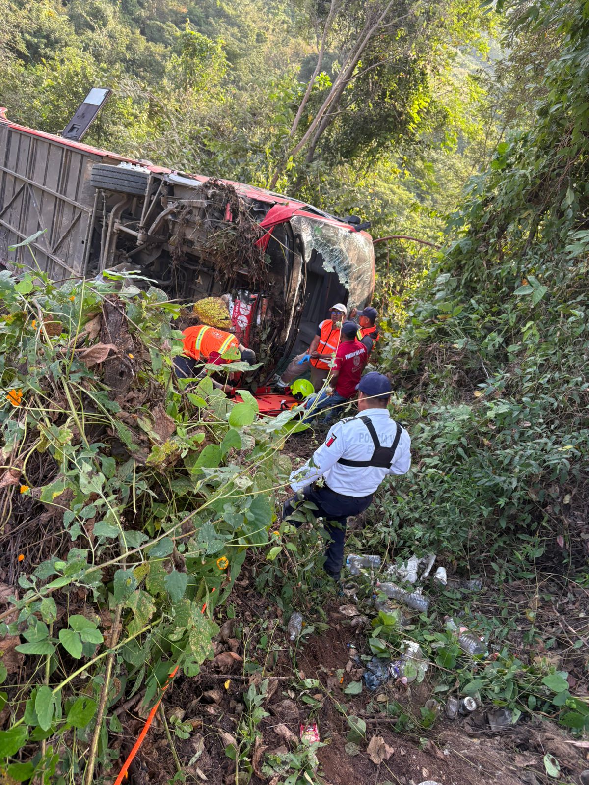 Tres muertos y 10 lesionados por camionazo en autopista a la Costa en Oaxaca