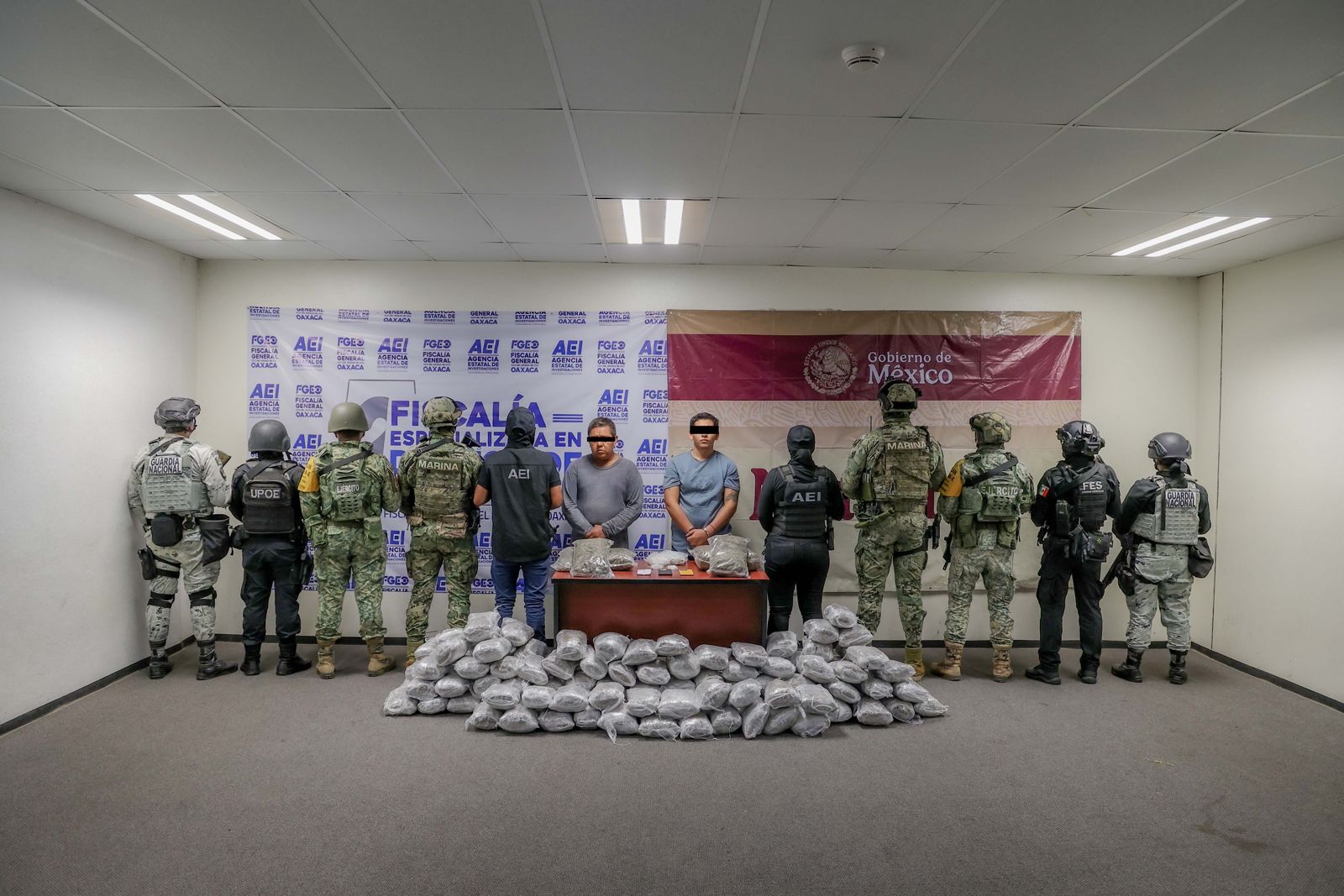 Detienen a dos y aseguran más de 100 kilogramos de drogas en operativo contra célula del “Comandante Cromo” en el Istmo: Fiscalía de Oaxaca Detienen a dos y aseguran más de 100 kilogramos de drogas en operativo contra célula del “Comandante Cromo” en el Istmo: Fiscalía de Oaxaca