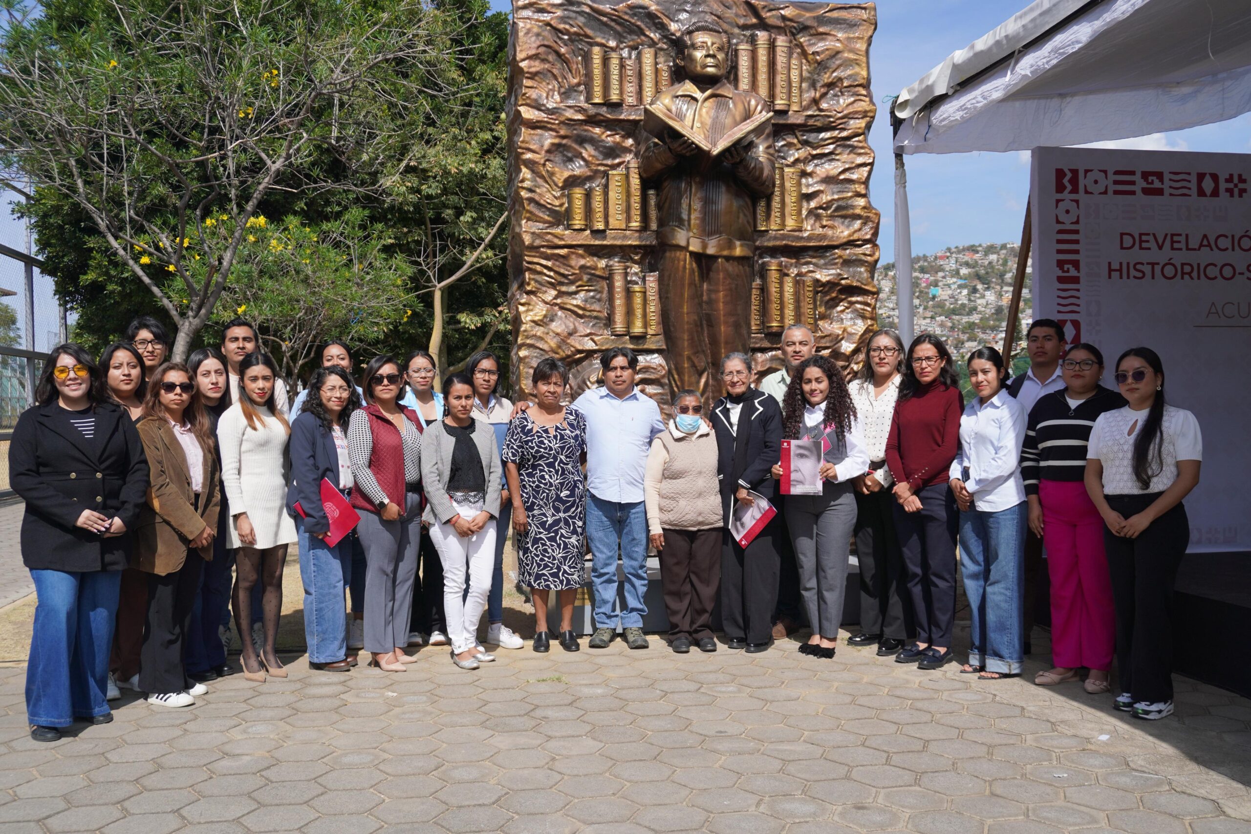 En un acto de justicia social, Gobierno de Oaxaca devela el Memorial en honor al profesor Modesto Patolzin Moicén
