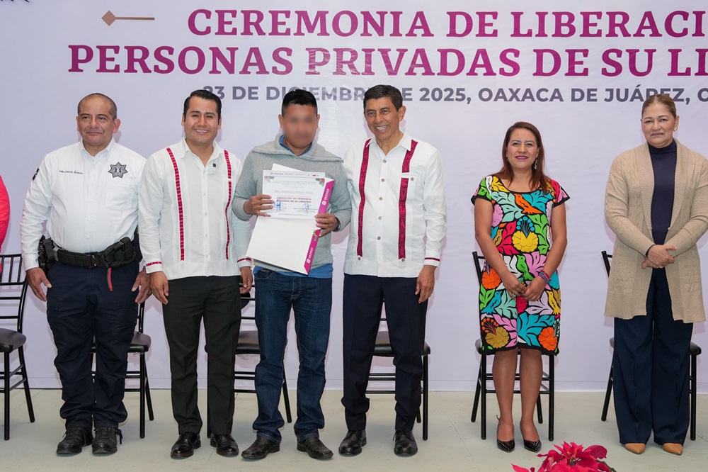 Entrega Gobernador de Oaxaca constancias de liberación a 121 personas indígenas y de escasos recursos privadas de su libertad