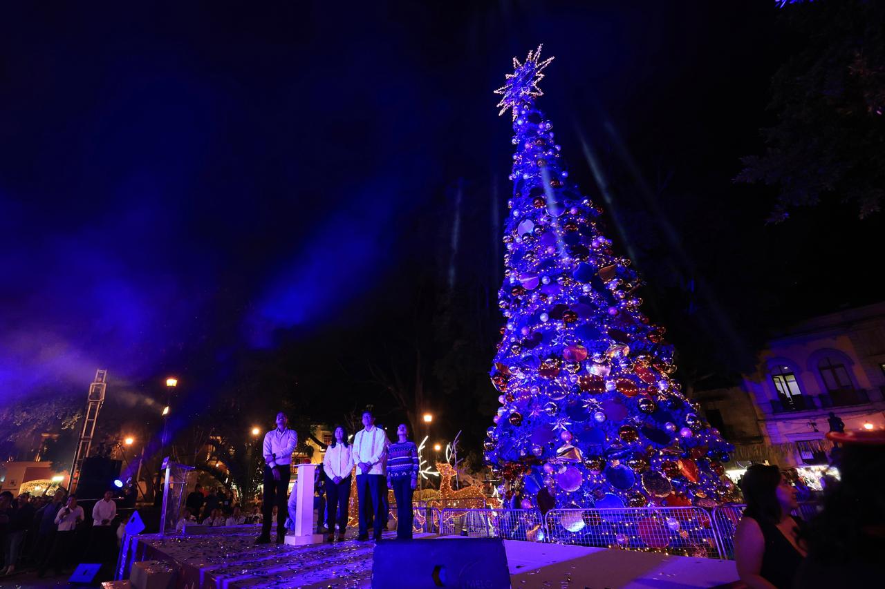 EN OAXACA EN EL INICIO DE LA NAVIDAD, SE ENCIENDEN ÁRBOLES DE NAVIDAD EN LA CIUDAD Y SE INSTALA PISTA DE HIELO