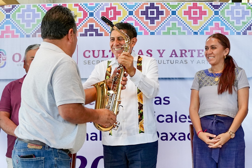 Fortalece Salomón Jara la identidad de los pueblos con entrega de mil 91 instrumentos a 214 bandas musicales