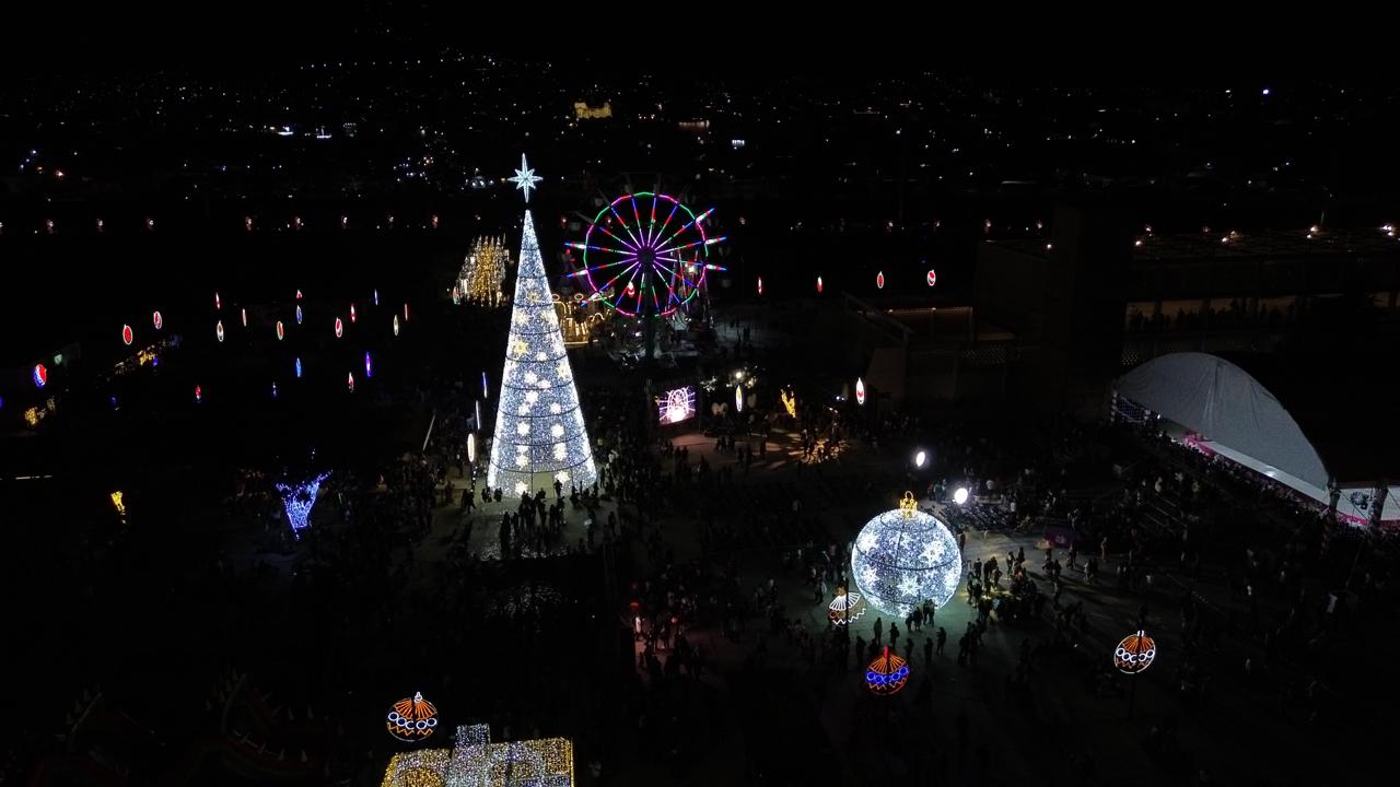 En presencia de 20 mil asistentes, Irma Bolaños y Salomón Jara inauguran el Festival Navideño que fortalece lazos familiares