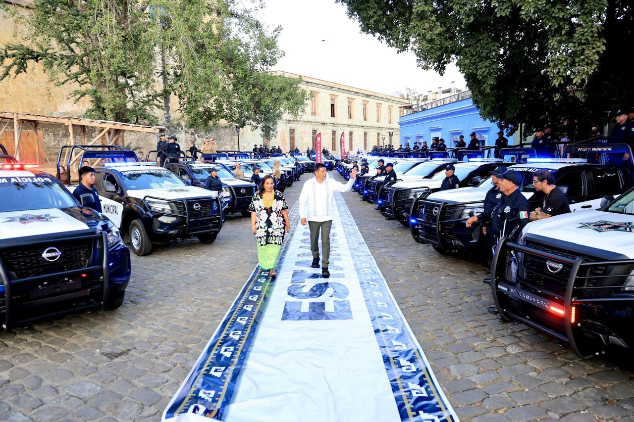 Gobierno de Oaxaca fortalece la seguridad y justicia en 37 municipios con entrega de vehículos especializados