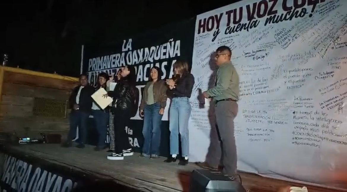Entrega ciudadanos organizados las firmas para alcanzar la revocación de mandato ante el consejo general del instituto estatal electoral de Oaxaca