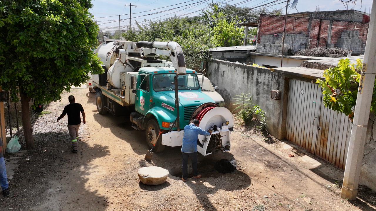 Xoxocotlán refuerza la salud pública con labores de mantenimiento y desazolve Xoxocotlán refuerza la salud pública con labores de mantenimiento y desazolve