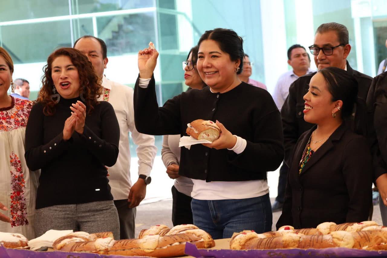 Comparten la tradicional Rosca de Reyes la Presidenta del Congreso del Estado Tania Caballero y refrenda su compromiso con el pueblo
