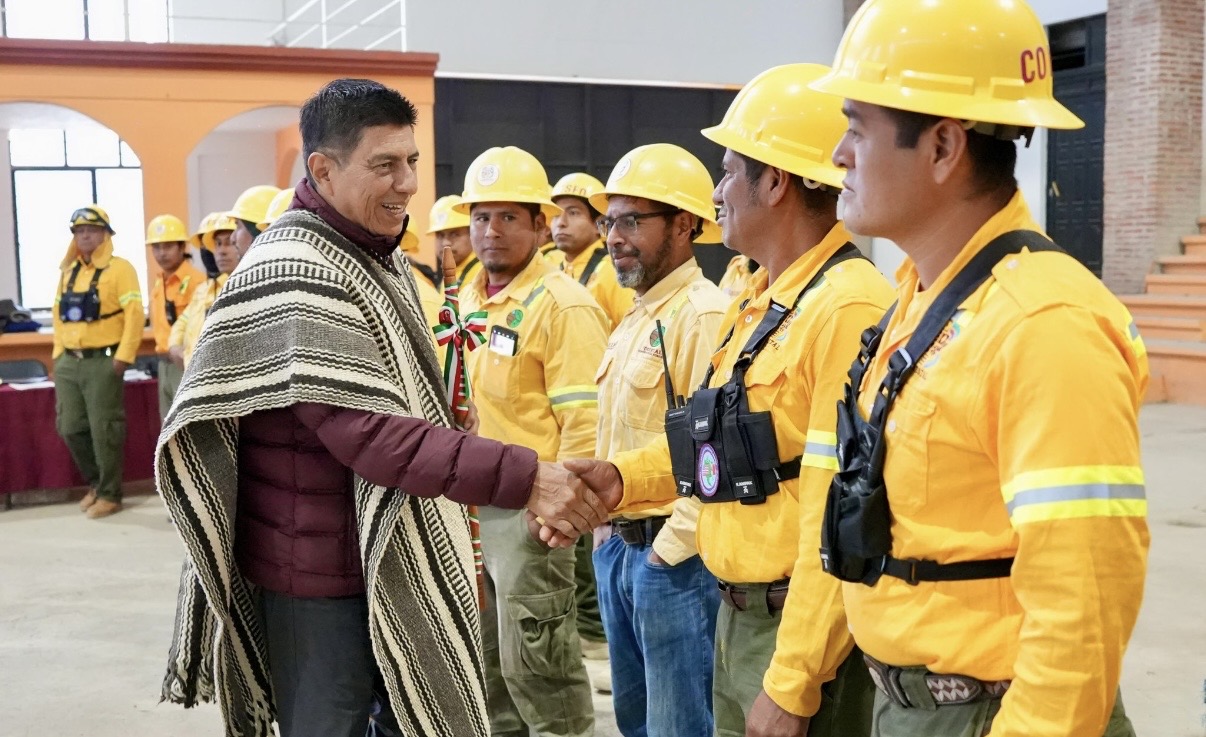 Llama Salomón Jara a fortalecer la defensa del territorio natural en la Sierra de Juárez ante incendios forestales